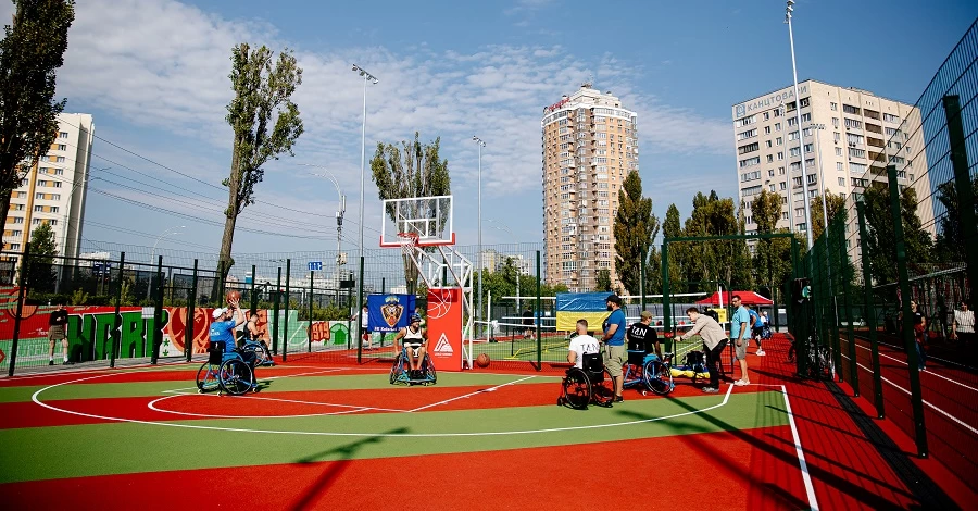 Говард Баффет в Киеве сыграл в пикбол с ветеранами