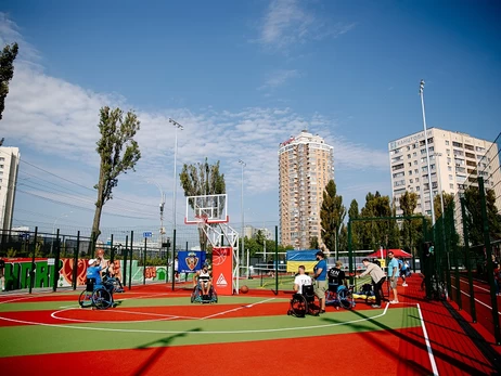 Говард Баффет в Киеве сыграл в пикбол с ветеранами