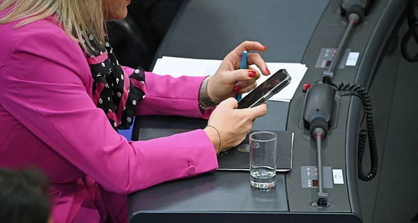 В Берлине впервые с 1993 года протестировали сирену, она прервала заседание парламента