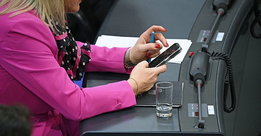 В Берлине впервые с 1993 года протестировали сирену, она прервала заседание парламента