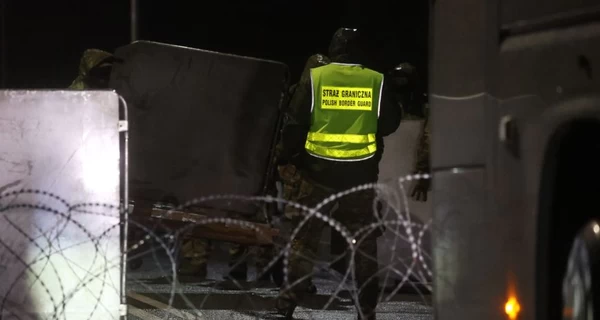 Польша закрыла границу с Беларусью, на КПП установили колючую проволоку