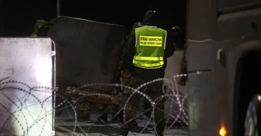 Польша закрыла границу с Беларусью, на КПП установили колючую проволоку