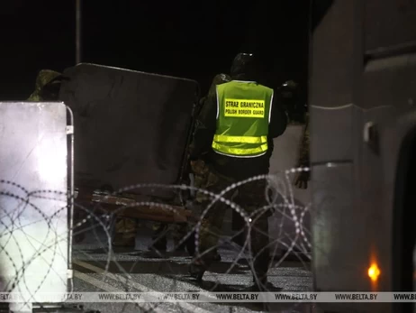 Польша закрыла границу с Беларусью, на КПП установили колючую проволоку