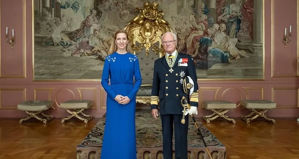 Посол Украины в Швеции Светлана Залищук в платье Poustovit встретилась с королем Карлом XVI Густавом