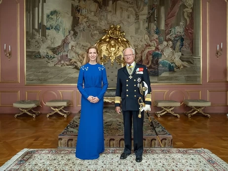 Посол Украины в Швеции Светлана Залищук в платье Poustovit встретилась с королем Карлом XVI Густавом