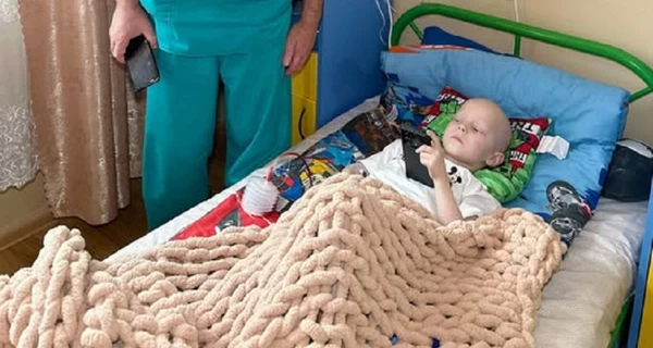 В Киеве впервые в мире установили уникальный протез 6-летнему мальчику