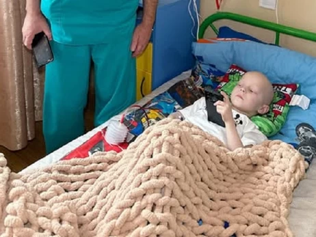 У Києві вперше у світі встановили унікальний протез 6-річному хлопчику