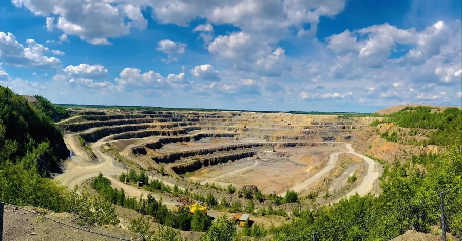 Экскурсия по «Лунной пустыне»: на Полесье можно посетить нелегальные копанки янтаря