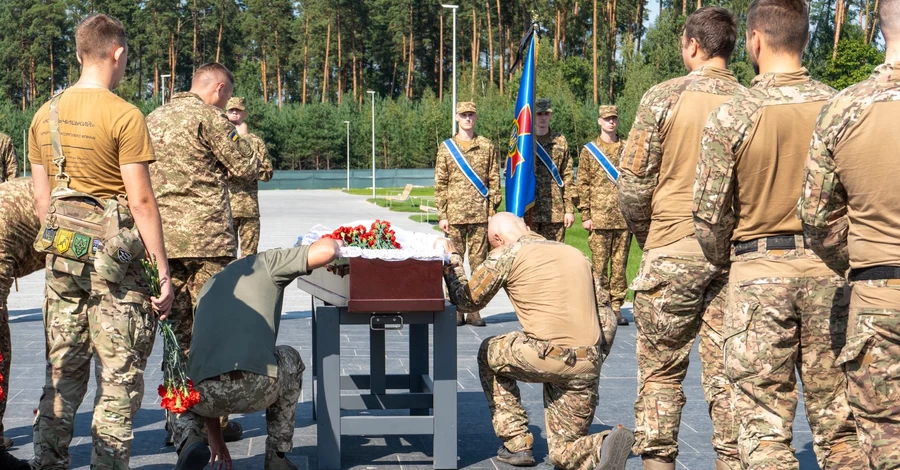 Впервые на Национальном военном кладбище похоронили защитника, чье имя известно