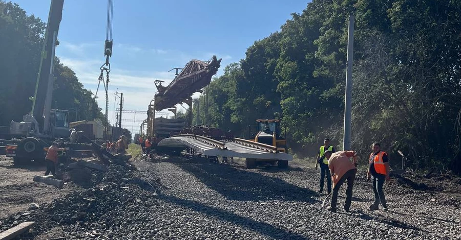 Свириденко показала пошкоджену ділянку залізниці на Київщині через детонацію боєприпасів
