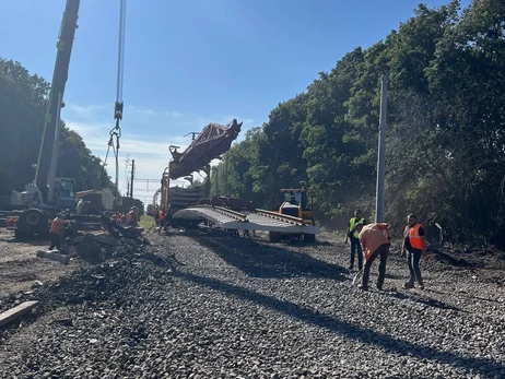 Свириденко показала поврежденный участок железной дороги в Киевской области из-за детонации боеприпасов