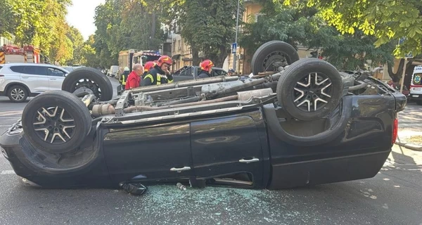 Джип охраны Порошенко опрокинул авто на крышу: серьезное ДТП в центре Одессы