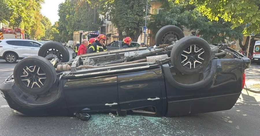Джип охорони Порошенка перекинув авто на дах: серйозна ДТП в центрі Одеси