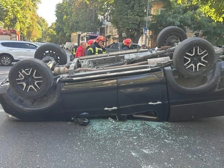 Джип охорони Порошенка перекинув авто на дах: серйозна ДТП в центрі Одеси