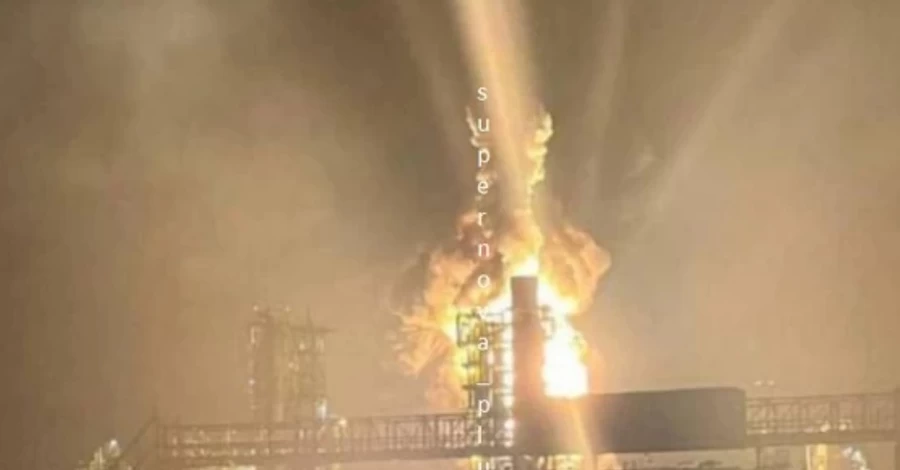 После атаки ВСУ в России остановил работу ключевой блок Киришского НПЗ, - Reuters