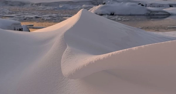 Украинские полярники показали уникальные снежные карнизы на вершинах гор