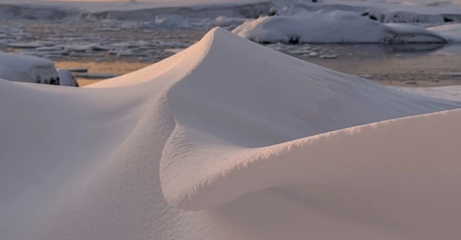 Украинские полярники показали уникальные снежные карнизы на вершинах гор