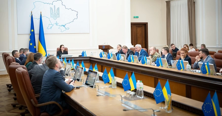 Бюджет-2026: увеличат зарплату учителям и врачам и 10 млрд на чекап для граждан 40+  