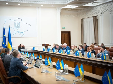 Бюджет-2026: увеличат зарплату учителям и врачам и 10 млрд на чекап для граждан 40+  