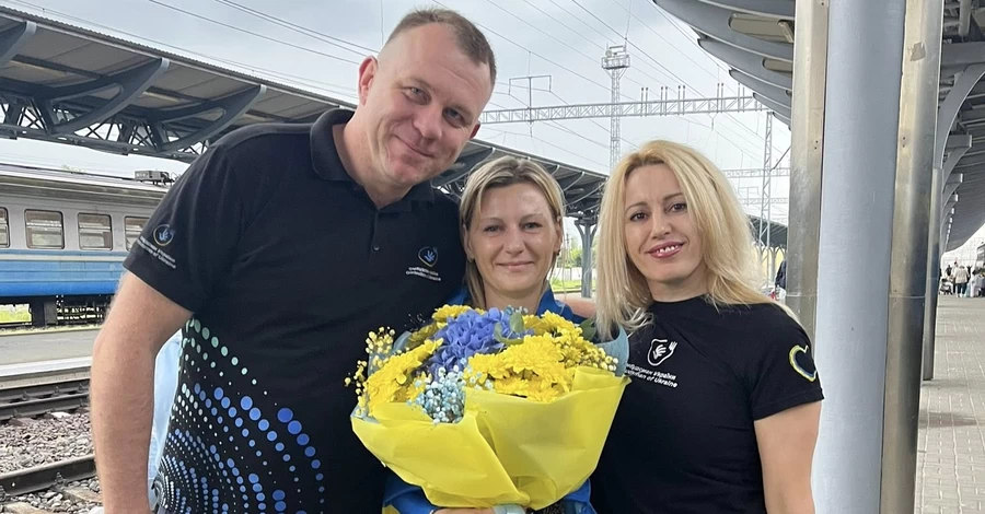 Лубинец показал трогательное видео встречи украинки с дочками после 6 лет в плену