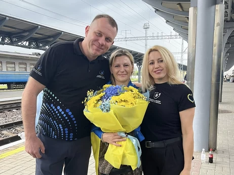 Лубинец показал трогательное видео встречи украинки с дочками после 6 лет в плену