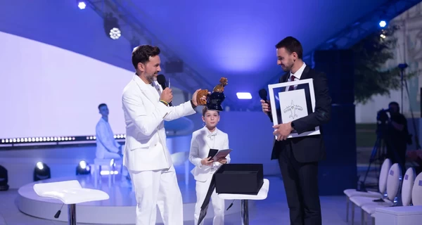 Симовол стойкости: Зеленская подарила первым леди Европы и принцу Гарри керамических петушков из Бородянки