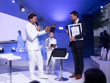 Симовол стойкости: Зеленская подарила первым леди Европы и принцу Гарри керамических петушков из Бородянки