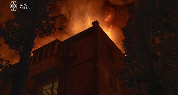 В Киеве из-за пожара на крыше пятиэтажки ночью эвакуировали 150 человек