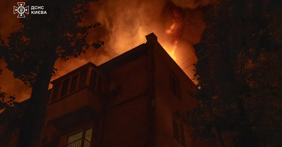 У Києві через пожежу на даху п'ятиповерхівки уночі  евакуювали 150 людей
