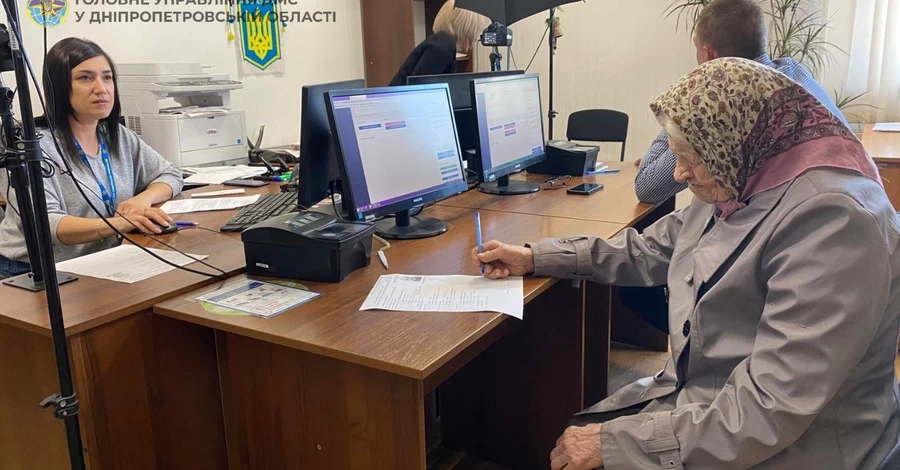 На Дніпропетровщині 101-річна жінка оформила закордонний паспорт, щоб поїхати до Німеччини