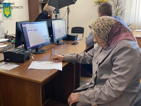 На Дніпропетровщині 101-річна жінка оформила закордонний паспорт, щоб поїхати до Німеччини