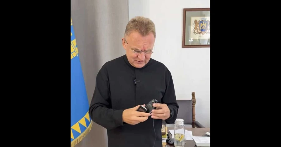 Городской голова Львова Садовый нашел в кабинете прослушивающее устройство