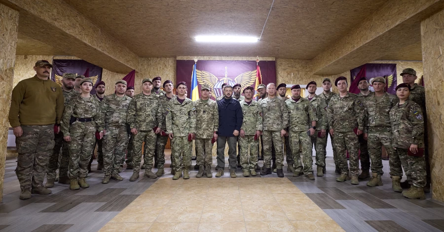 Зеленский в Донецкой области встретился с Сырским и участниками контрнаступательной операции