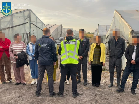Під Києвом виявили ферму, де в рабстві в жахливих умовах утримували узбеків 