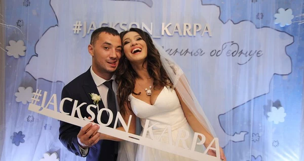 Наталка Карпа показала архивные кадры со свадьбы с мужем и опровергла слухи о разводе