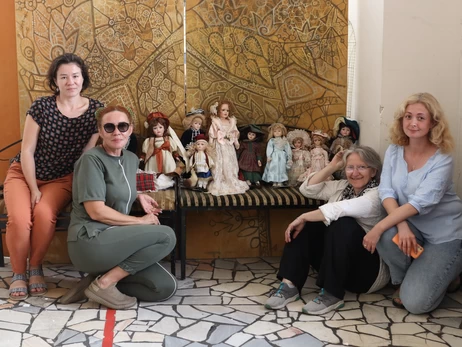 Порцелянові ляльки повернулися додому: до Харкова передали частину унікальних іграшок