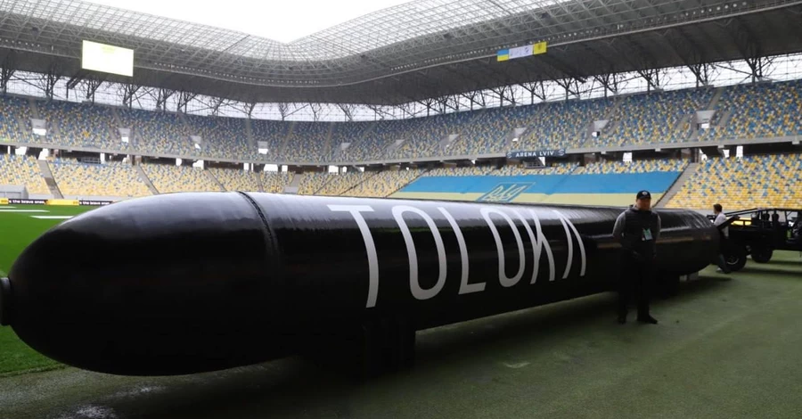 В Україні показали унікальний 12-метровий дрон TOLOKA, який може бити на 2 тисячі км 