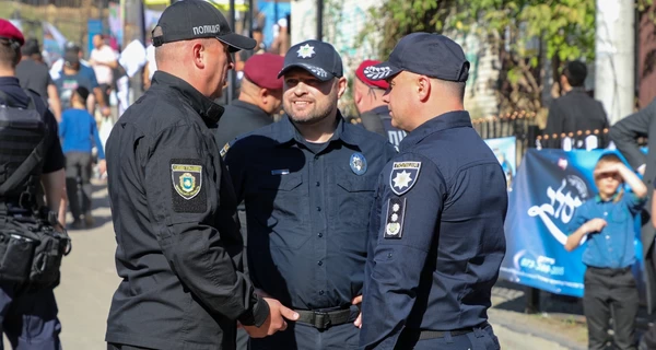 В Умань приехали около 40 тысяч хасидов - полиция установила КПП, проверяет документы и осматривает машины