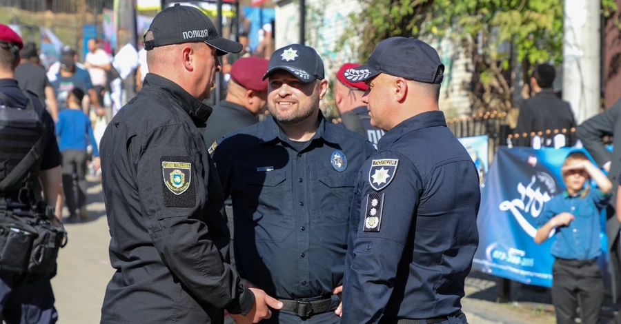 В Умань приехали около 40 тысяч хасидов - полиция установила КПП, проверяет документы и осматривает машины