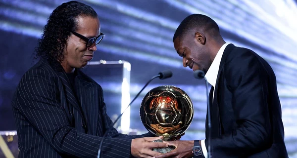 Вингер ПСЖ Усман Дембеле получил Золотой мяч-2025 из рук Роналдиньо