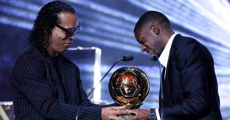 Вингер ПСЖ Усман Дембеле получил Золотой мяч-2025 из рук Роналдиньо