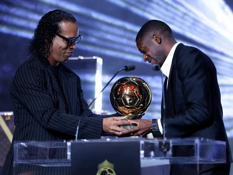 Вингер ПСЖ Усман Дембеле получил Золотой мяч-2025 из рук Роналдиньо