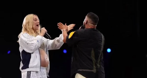 MONATIK во время концерта намекнул на пол ребенка ROXOLANA