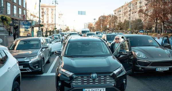 В Киеве впервые перекрыли Крещатик во время минуты молчания