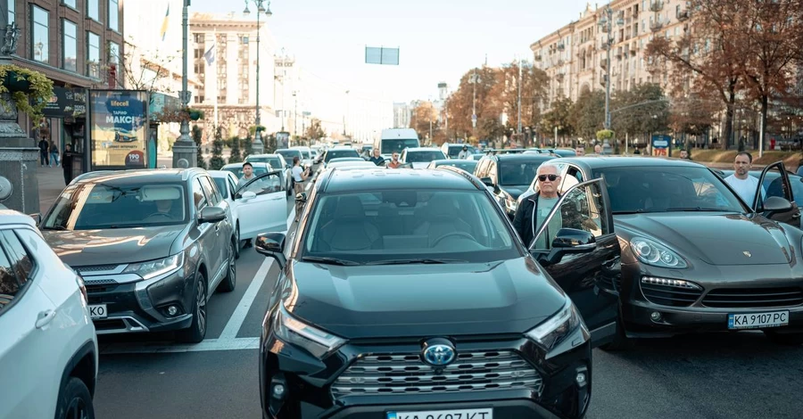 У Києві вперше перекрили Хрещатик під час хвилини мовчання