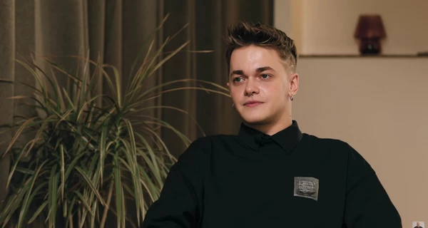 Танцор Нади Дорофеевой рассказал, чем закончился суд над напавшим на него у клуба мужчиной