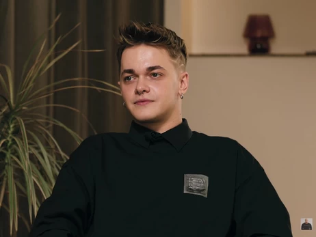 Танцор Нади Дорофеевой рассказал, чем закончился суд над напавшим на него у клуба мужчиной