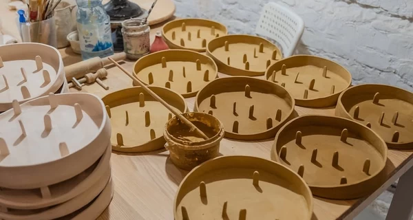 Посуда для ветеранов: керамистка из Луганска создает инклюзивные тарелки для защитников