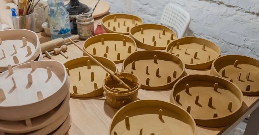 Посуд для ветеранів: керамістка із Луганська створює інклюзивні тарілки для захисників