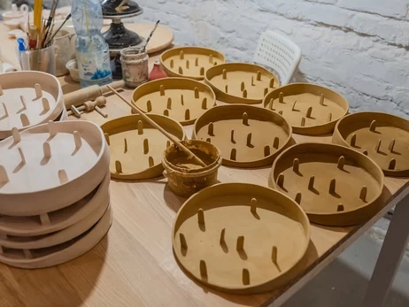 Посуда для ветеранов: керамистка из Луганска создает инклюзивные тарелки для защитников